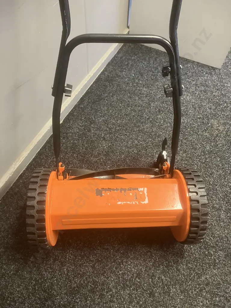Manual Push Reel Mower Image 1++