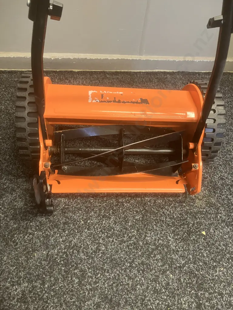 Manual Push Reel Mower Image 1++