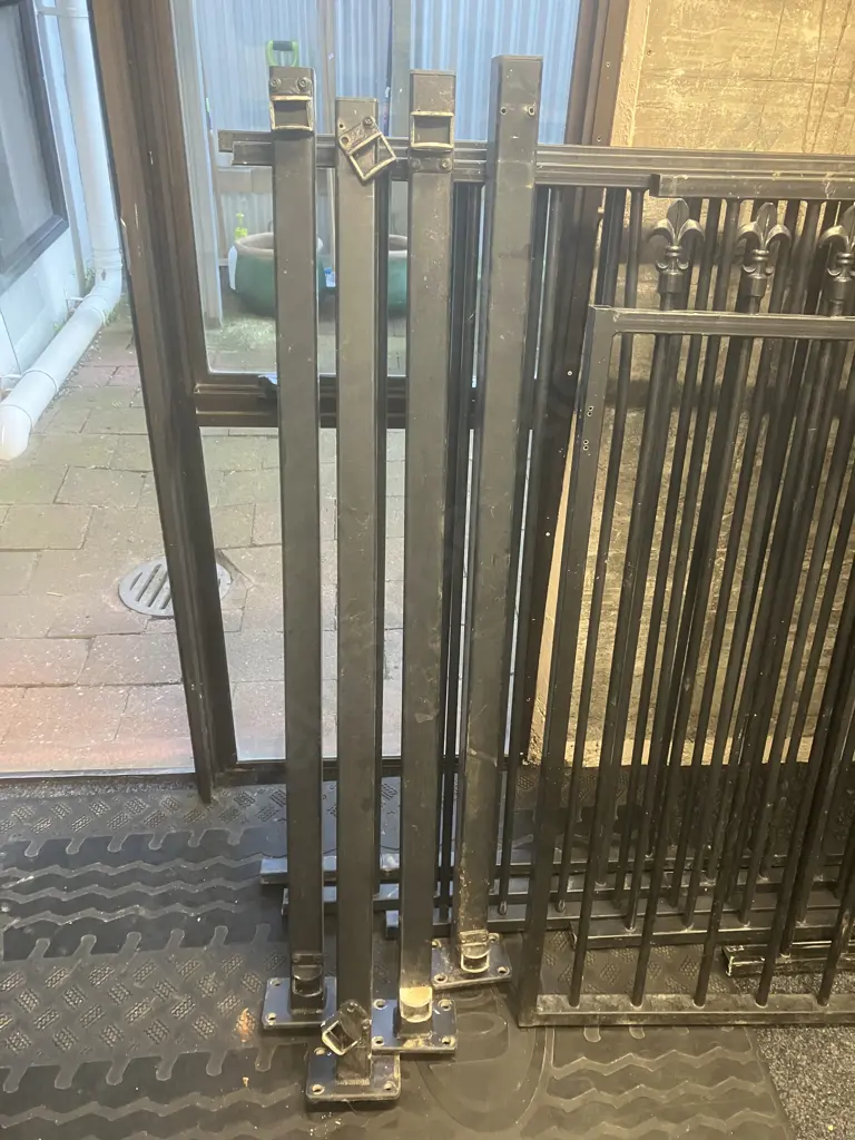 Black Aluminum 120cm High Fence Sections x 6 Assorted Lengths, 131cm Posts x 4 & 108 x 98cm Gate With 12.5cm Finials Image 1++