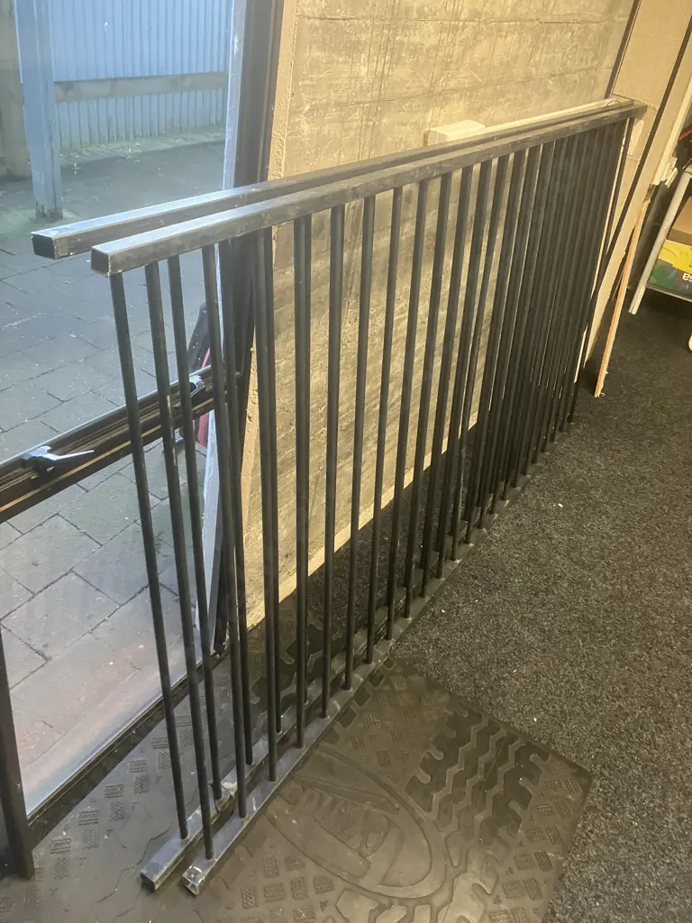 Black Aluminum 120cm High Fence Sections x 6 Assorted Lengths, 131cm Posts x 4 & 108 x 98cm Gate With 12.5cm Finials Image 1++