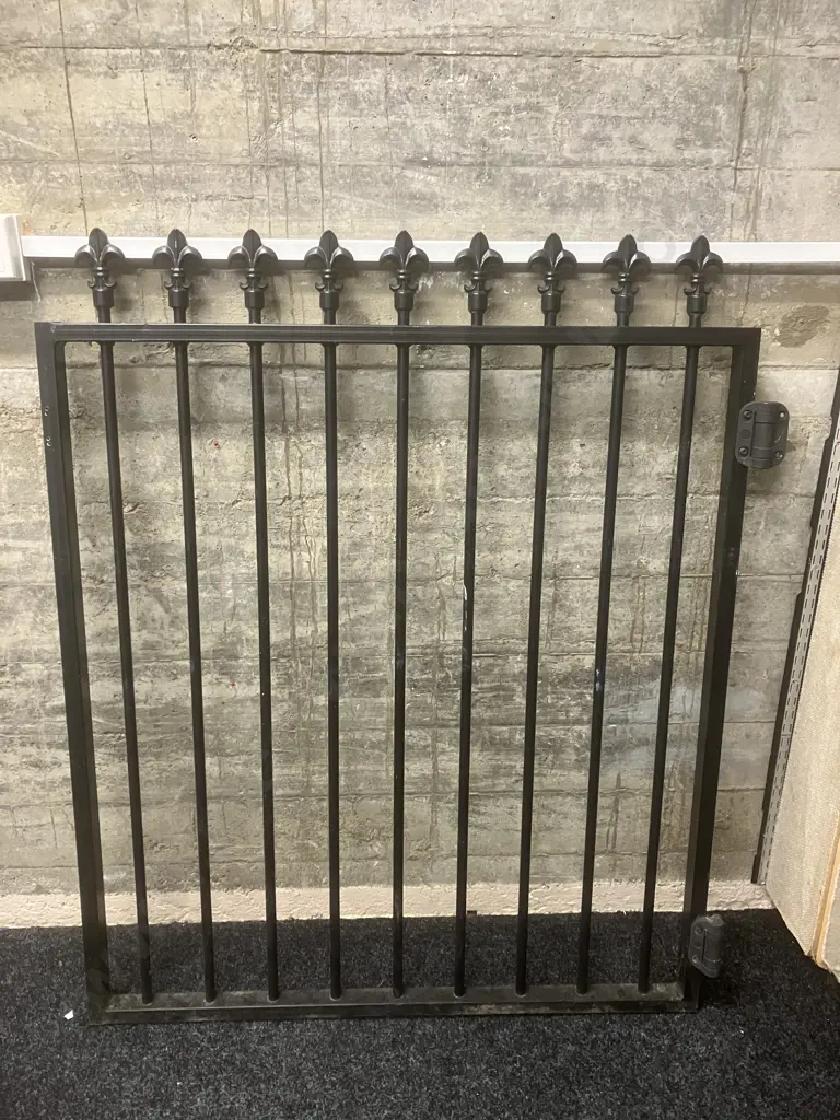 Black Aluminum 120cm High Fence Sections x 6 Assorted Lengths, 131cm Posts x 4 & 108 x 98cm Gate With 12.5cm Finials Image 1++
