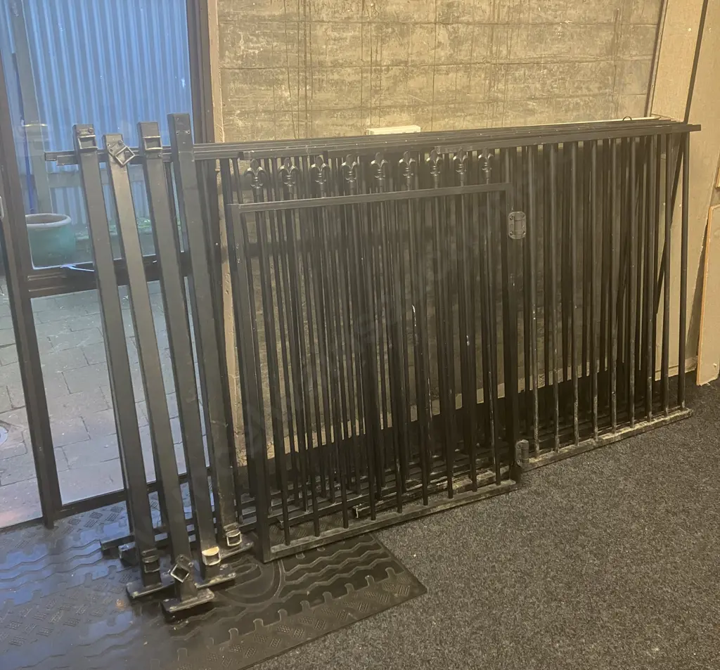 Black Aluminum 120cm High Fence Sections x 6 Assorted Lengths, 131cm Posts x 4 & 108 x 98cm Gate With 12.5cm Finials Image 1++
