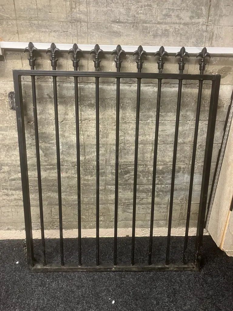 Black Aluminum 120cm High Fence Sections x 6 Assorted Lengths, 131cm Posts x 4 & 108 x 98cm Gate With 12.5cm Finials Image 1++