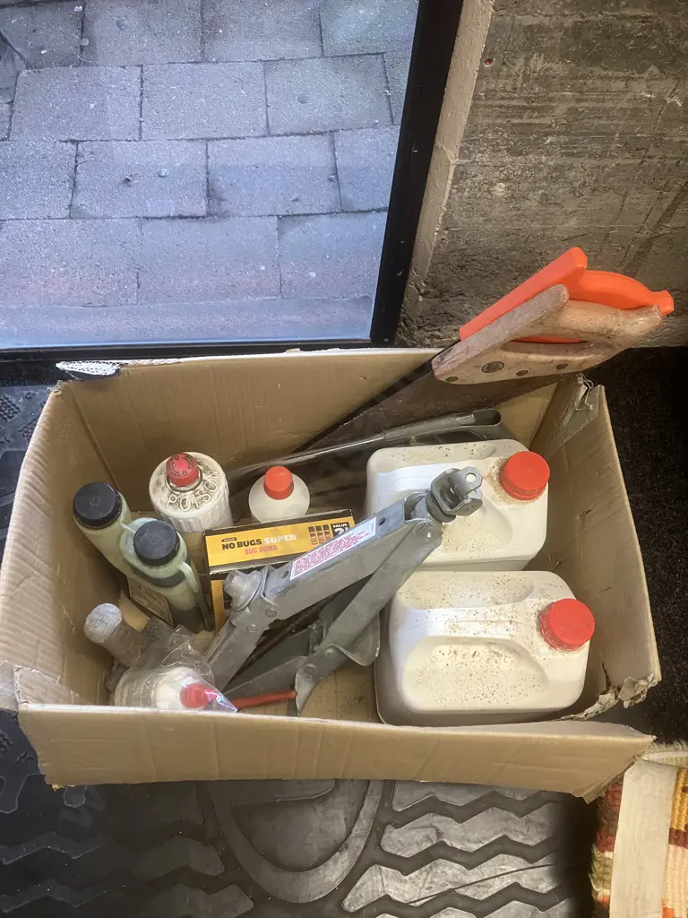 Box Lot Oils, Jack, Hand Tools Etc Image 1++