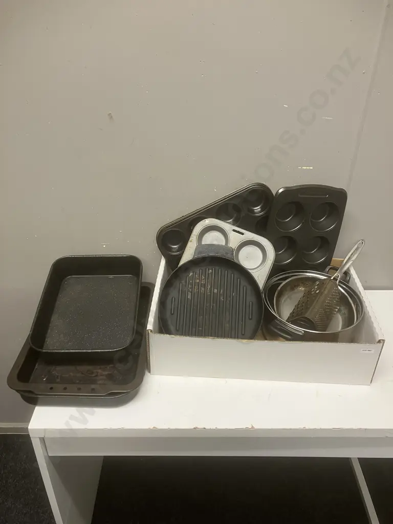 Box Lot Bakeware & Pans Image 1++