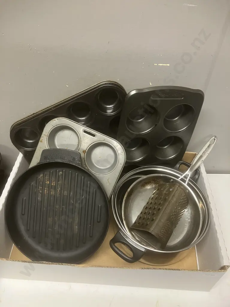 Box Lot Bakeware & Pans Image 1++