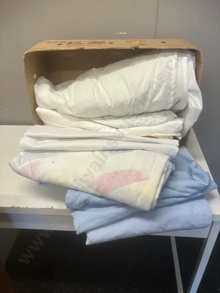Box Lot Assorted Linen Image 1++