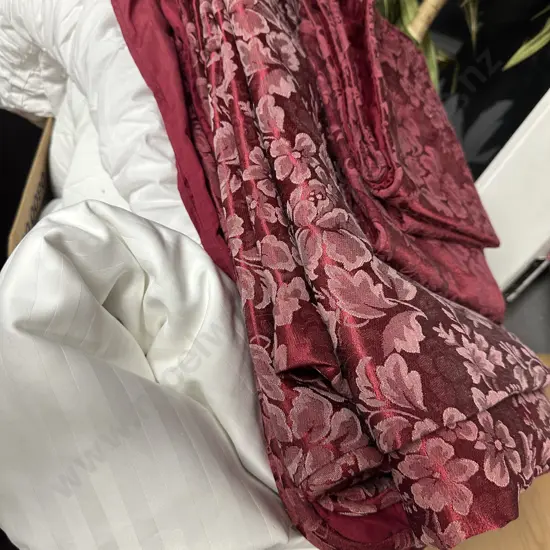 Assorted Linen Items Including Duvet Covers, Pillow Cases Etc