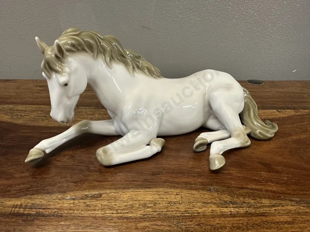 Vintage Porcelain Fu Dong Horse Figurine H11 W24cm. Image 1++