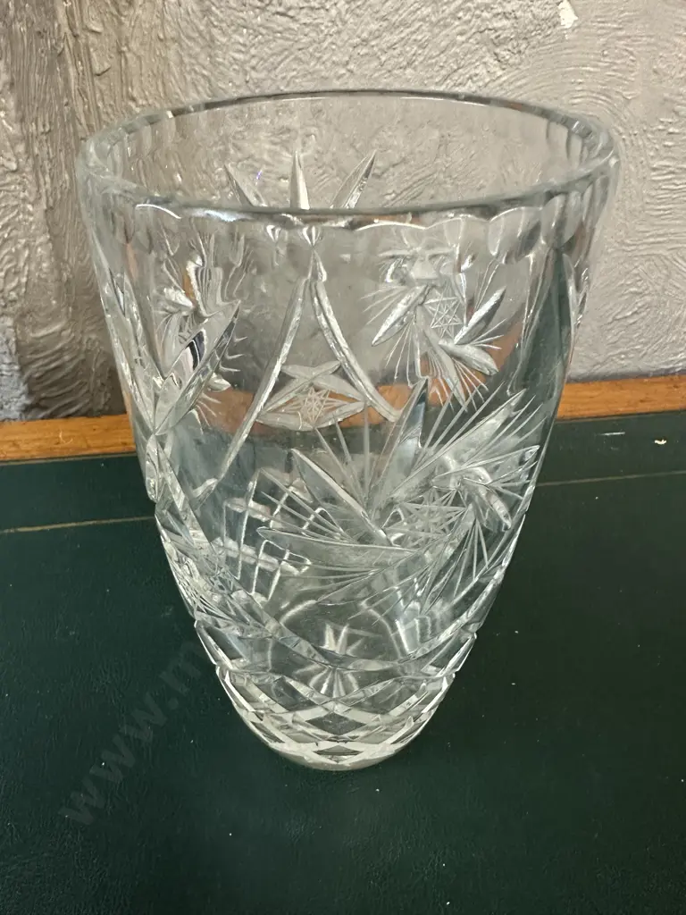 Beautiful Large Heavy Cut Crystal Etched Vase H20cm. Image 1++