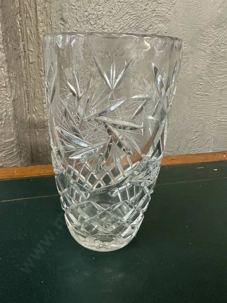 Beautiful Large Heavy Cut Crystal Etched Vase H20cm. Image 1++
