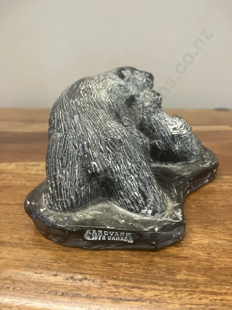 Vintage 1972  Aardvark Canada Carved Black Soapstone Bear With Cubs Sculpture. 8x 15cm Image 1++