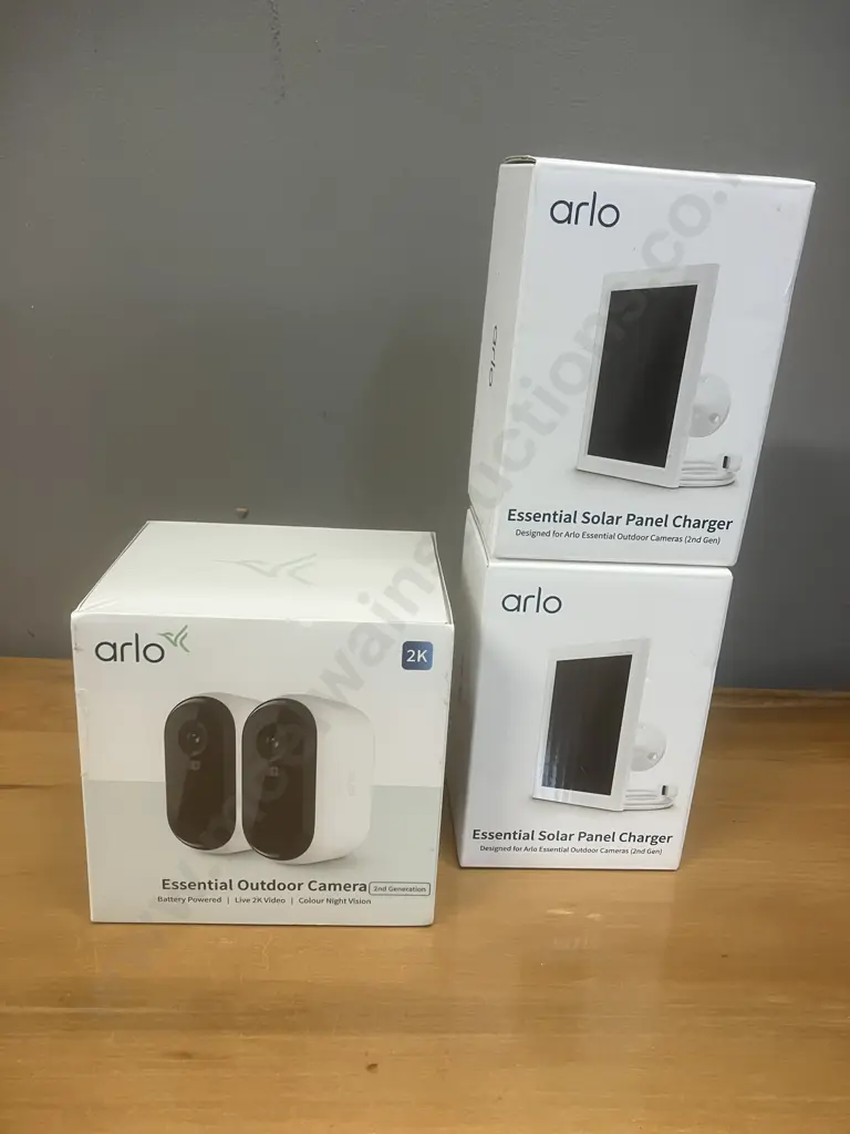 Arlo Essential Outdoor Camera 2K With Pair of Arlo Essential Solar Panel Chargers Image 1++