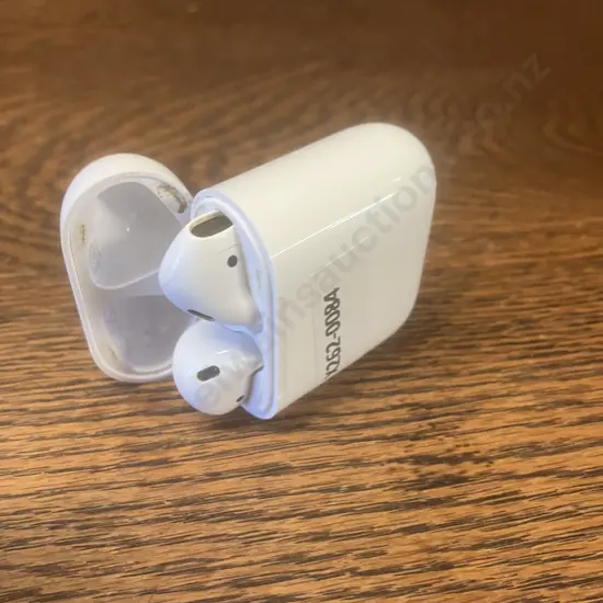 Apple AirPods A2031 2nd Generation With A1602 Charging Case