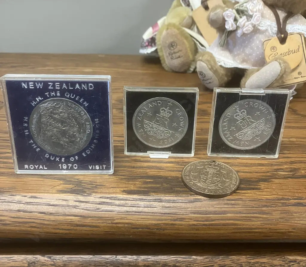 Queen Elizabeth Royal Visit 1953-54 Medal. Plastic Cased 1970 Royal Visit Mt Cook One Dollar & Pair of 1953 NZ Crowns Image 1++