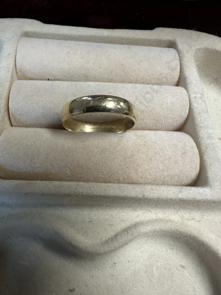 Stamped 9ct Mens Wedding Band Image 1++