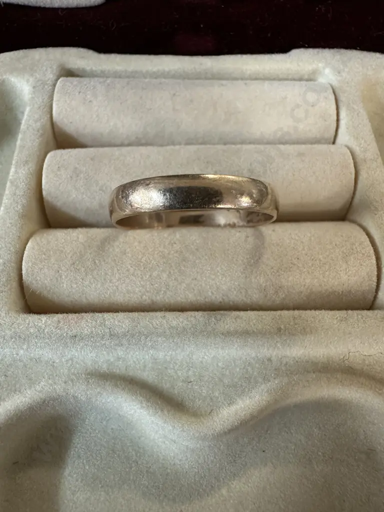 Stamped 9ct Mens Wedding Band Image 1++