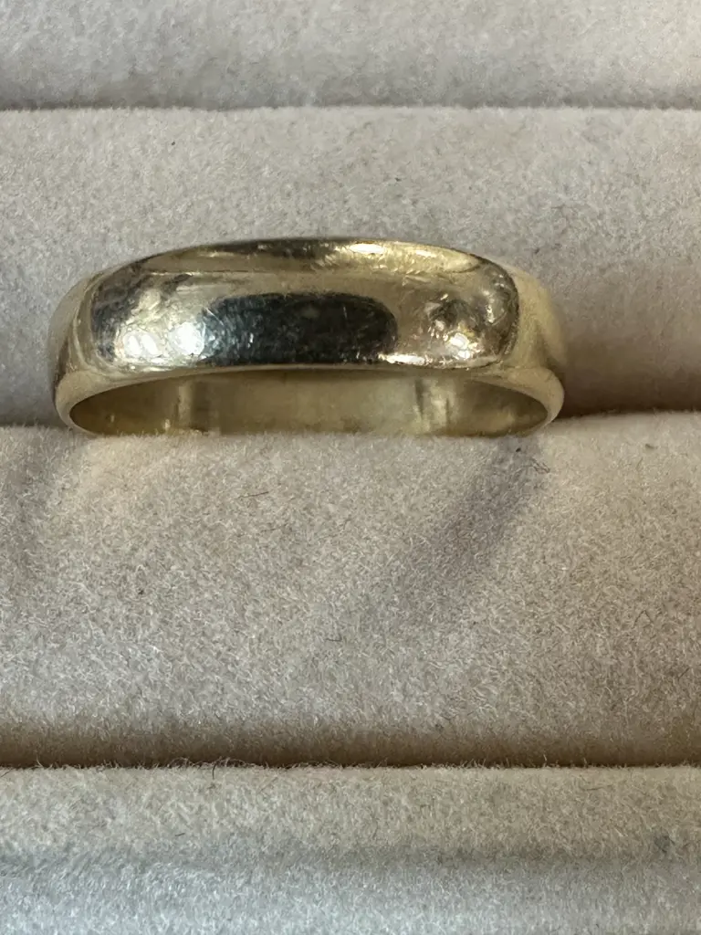Stamped 9ct Mens Wedding Band Image 1++