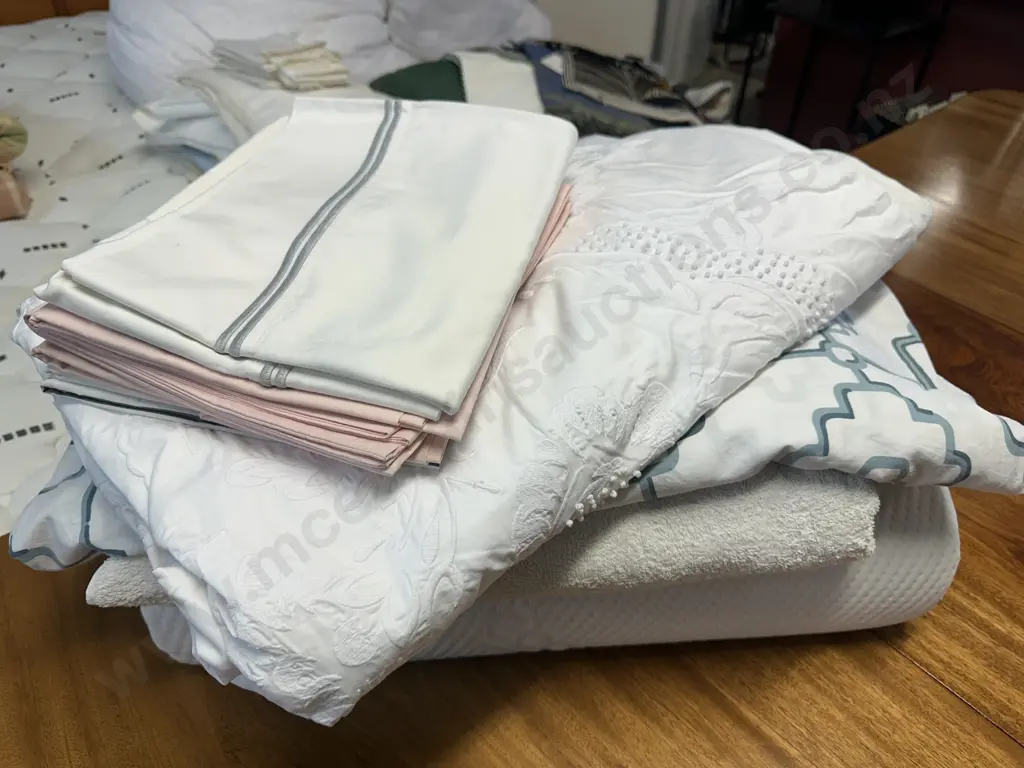 White King Size Duvet Inner, Pillow Cases, Large Towel, Ecosa Pillow Etc Image 1++