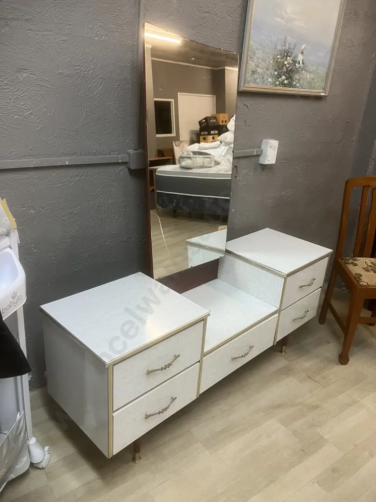 Retro Mirrored 5 Drawer Dresser, Original Handles, Tapered Legs. (Mirror Damaged) H149 W137 D42cm Image 1++