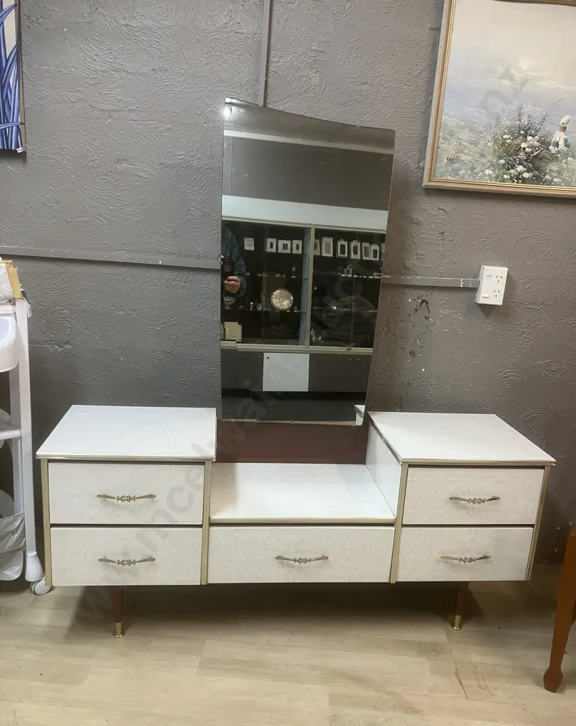 Retro Mirrored 5 Drawer Dresser, Original Handles, Tapered Legs. (Mirror Damaged) H149 W137 D42cm Image 1++