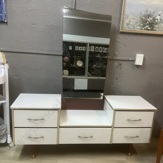 Retro Mirrored 5 Drawer Dresser, Original Handles, Tapered Legs. (Mirror Damaged) H149 W137 D42cm
