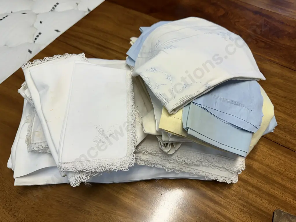 Selection Of Vintage Linen Image 1++