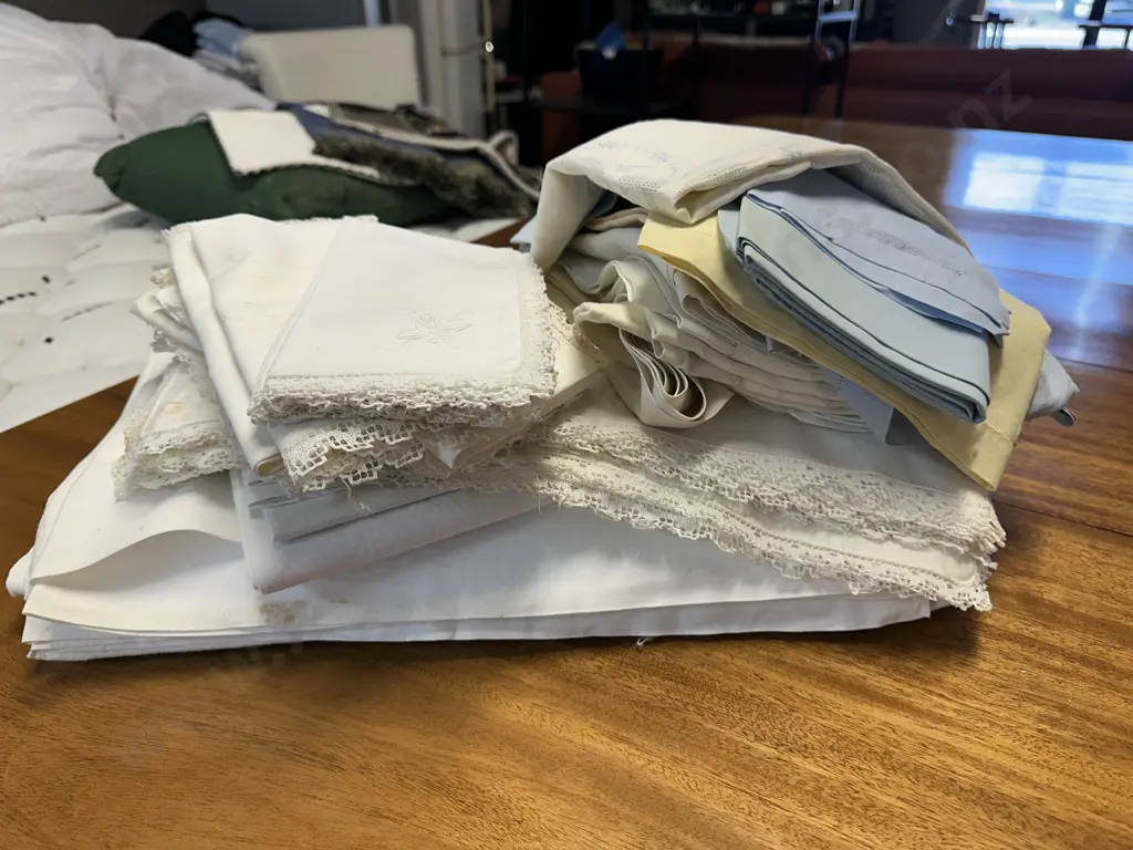 Selection Of Vintage Linen Image 1++