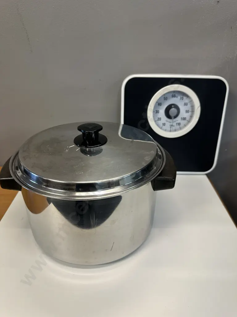 Bathroom Scales & Lidded Stock Pot Image 1++
