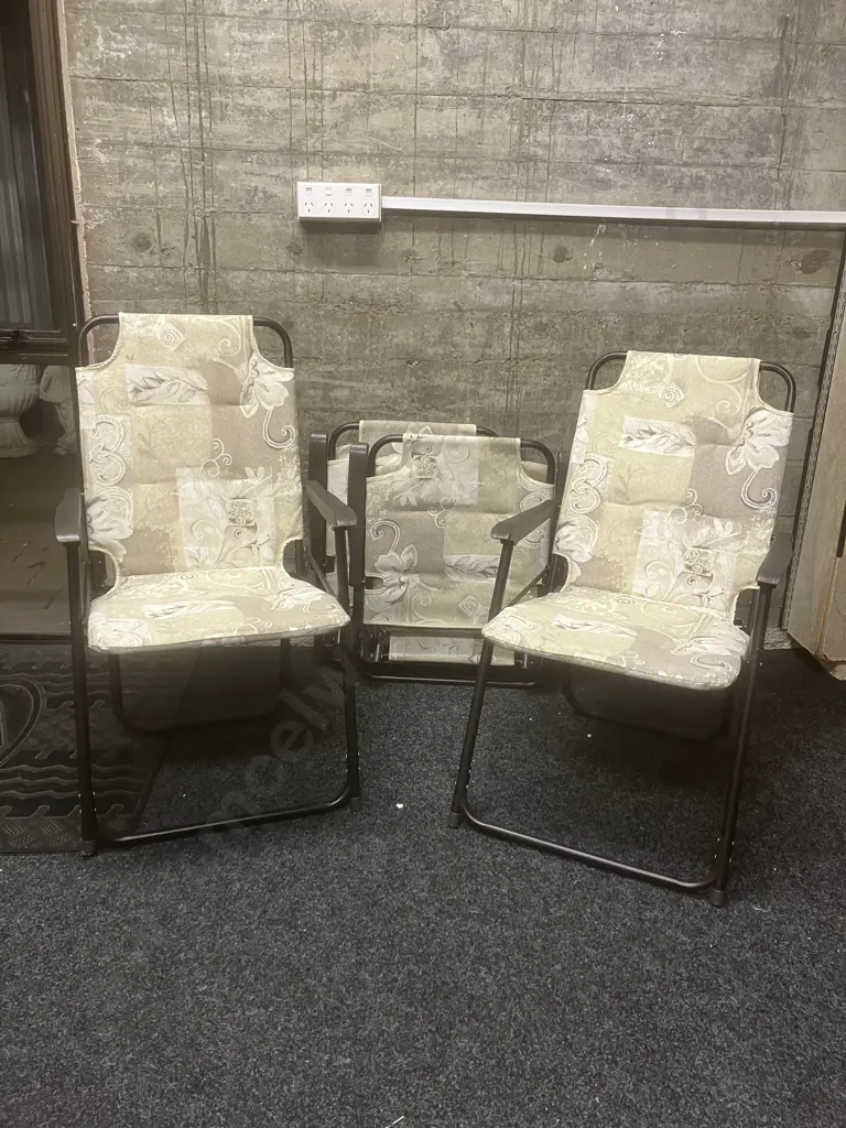 Set of 4 Folding Chairs Image 1++