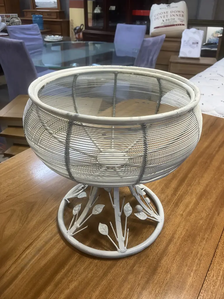 Metal Plant Stand Painted White. 30 x 31cm Image 1++