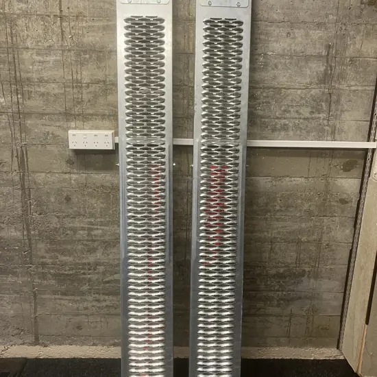 Maxi Trac Loading Ramps. L197cm