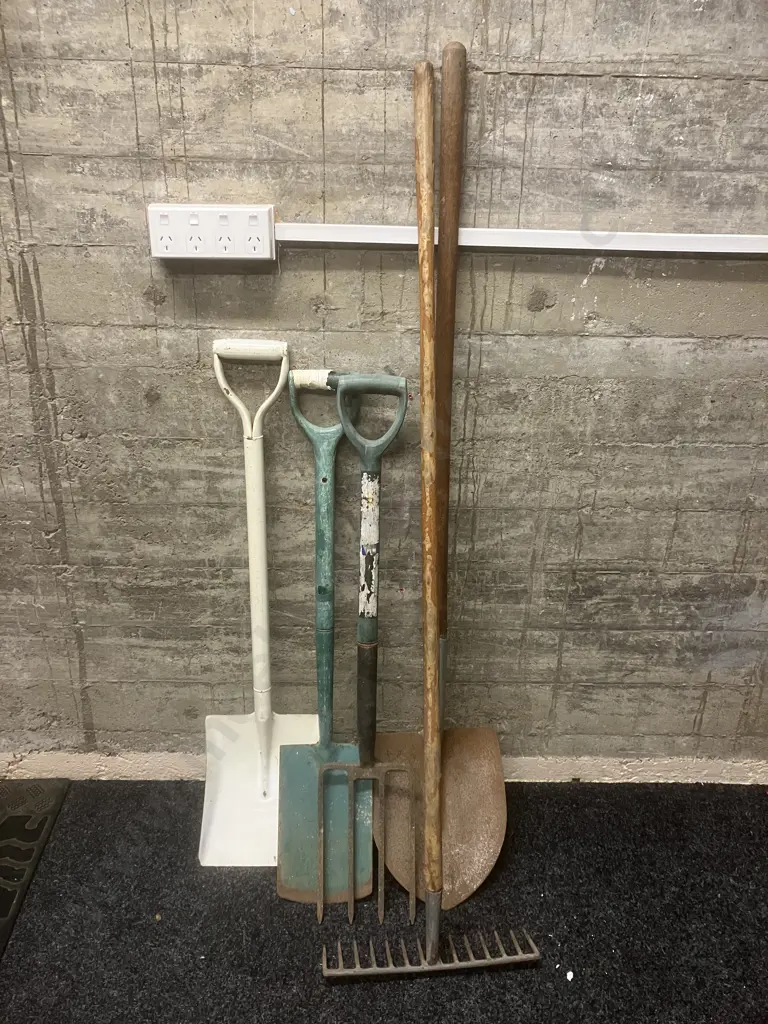 Spade, Shovels, Garden Fork & Rake Image 1++