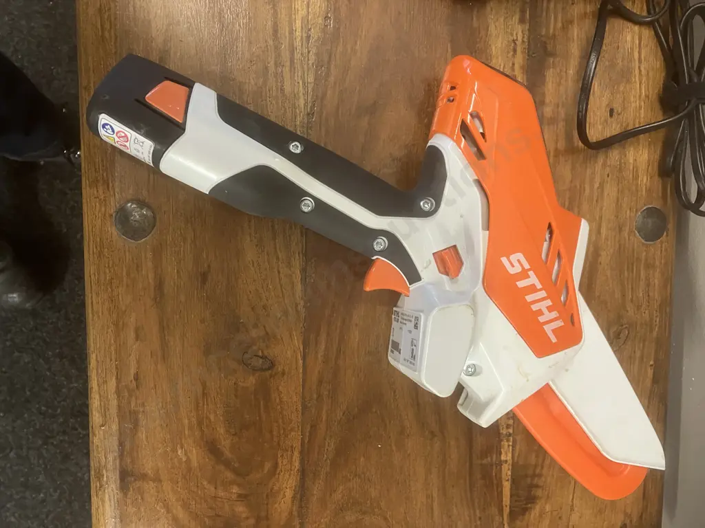 STIHL GTA 26 Battery Pruner Chainsaw With Battery & Charger Image 1++
