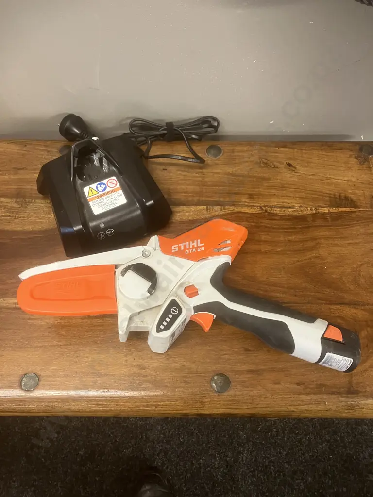 STIHL GTA 26 Battery Pruner Chainsaw With Battery & Charger Image 1++