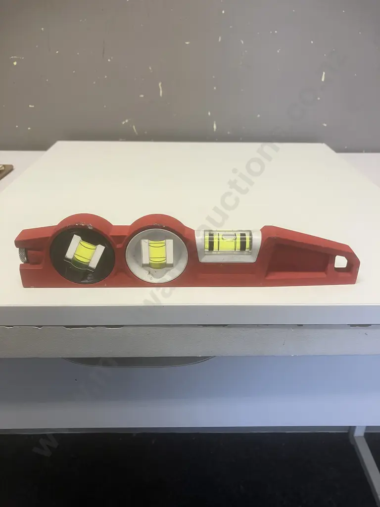 Milwaukee Block Torpedo Level  48-22-5210 - 10" Die Cast Torpedo Level With 360 Degree Locking Vial Image 1++