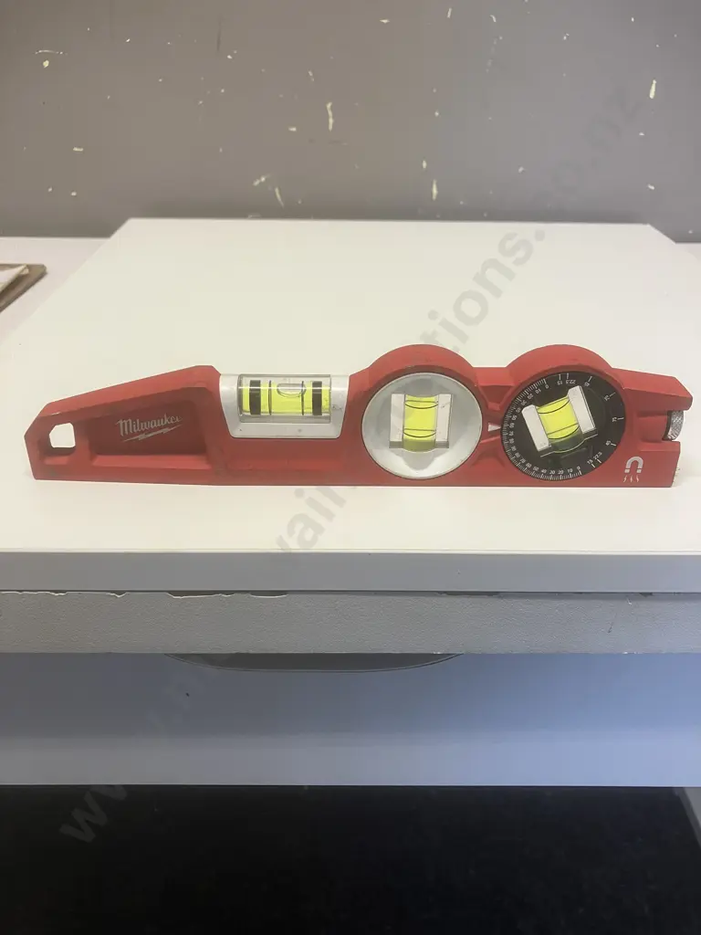 Milwaukee Block Torpedo Level  48-22-5210 - 10" Die Cast Torpedo Level With 360 Degree Locking Vial Image 1++