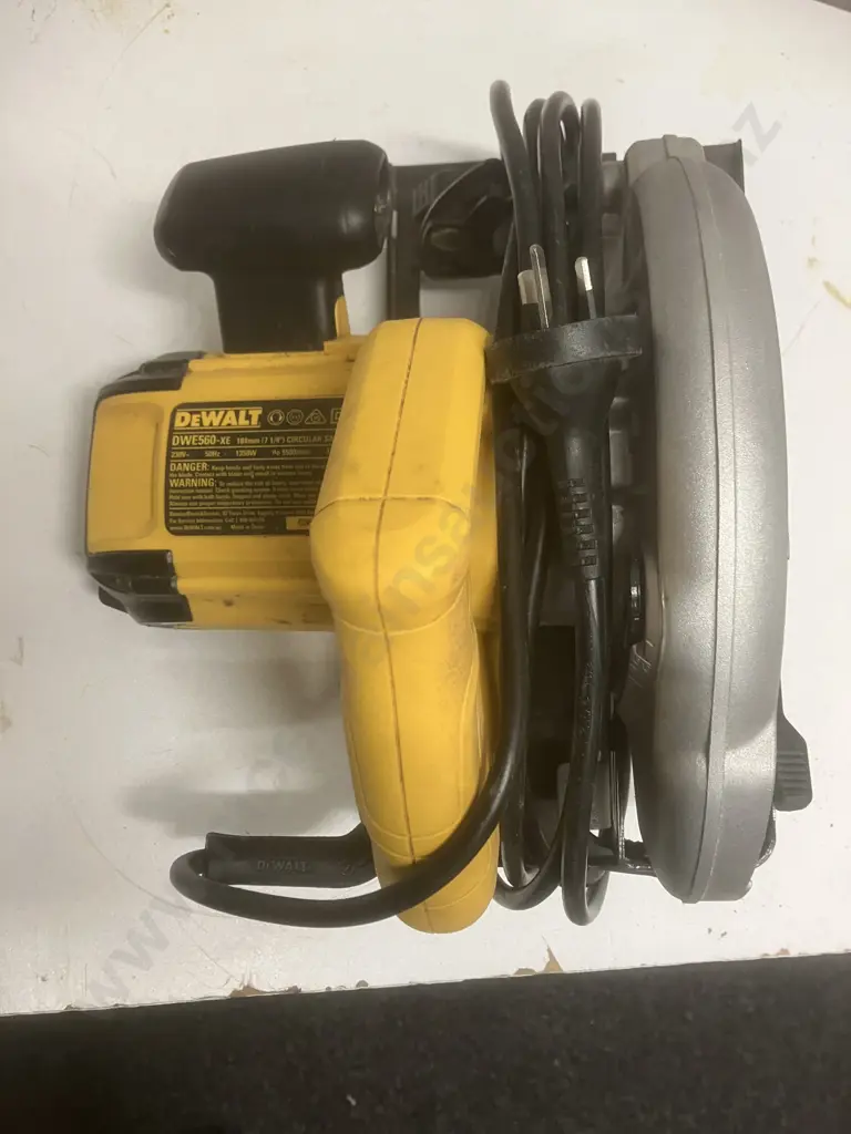 DeWalt 1350W 185mm Circular Saw DWE560-XE Image 1++