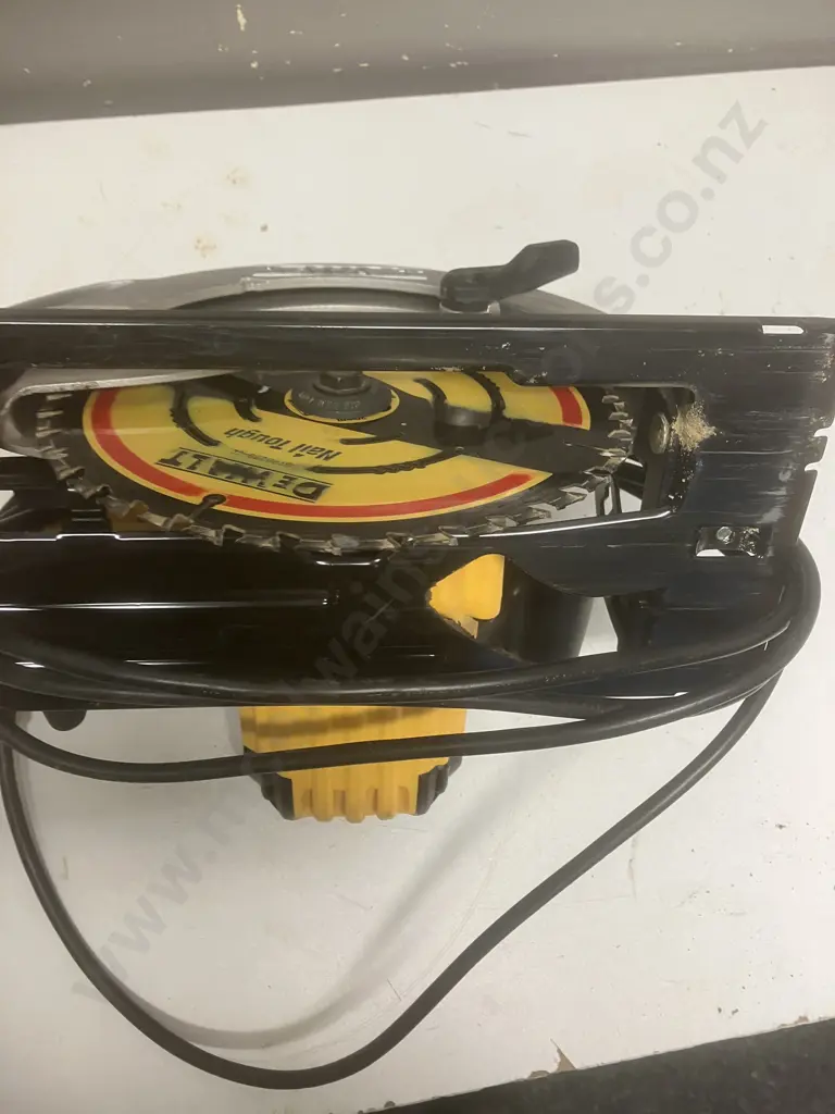 DeWalt 1350W 185mm Circular Saw DWE560-XE Image 1++