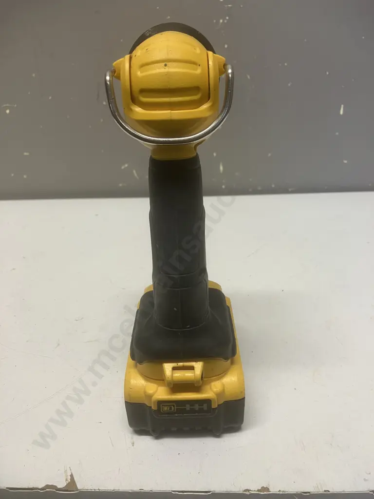 DeWalt DCL040 18V XR Li-Ion Cordless LED Jobsite Torch With 5.0Ah Battery (No Charger) Image 1++