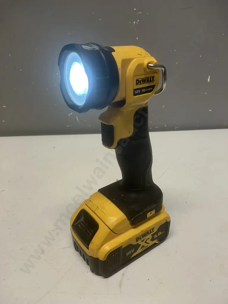 DeWalt DCL040 18V XR Li-Ion Cordless LED Jobsite Torch With 5.0Ah Battery (No Charger) Image 1++