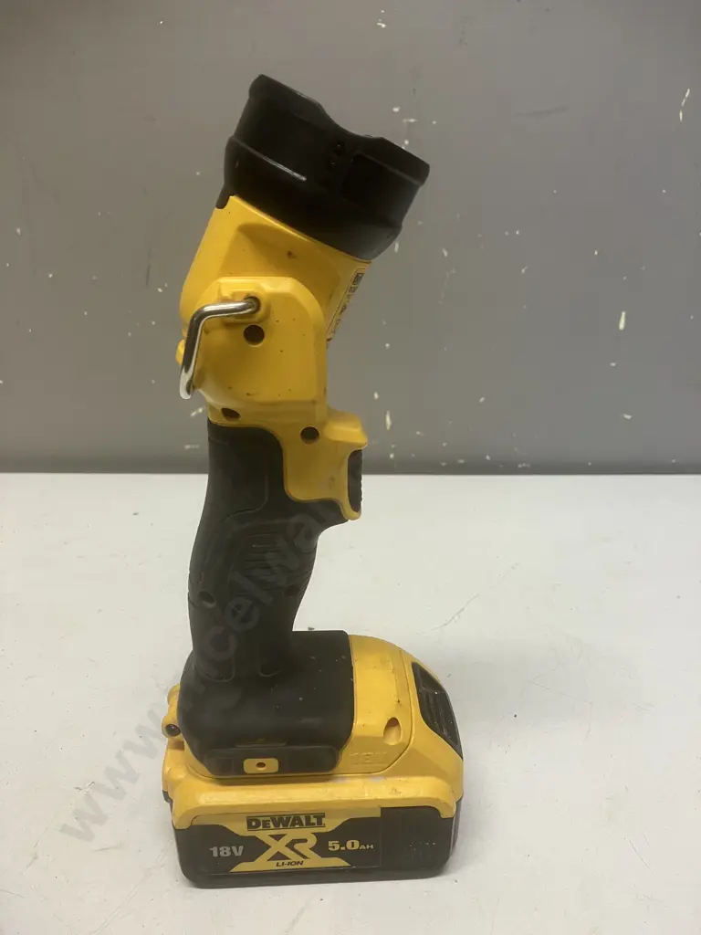 DeWalt DCL040 18V XR Li-Ion Cordless LED Jobsite Torch With 5.0Ah Battery (No Charger) Image 1++