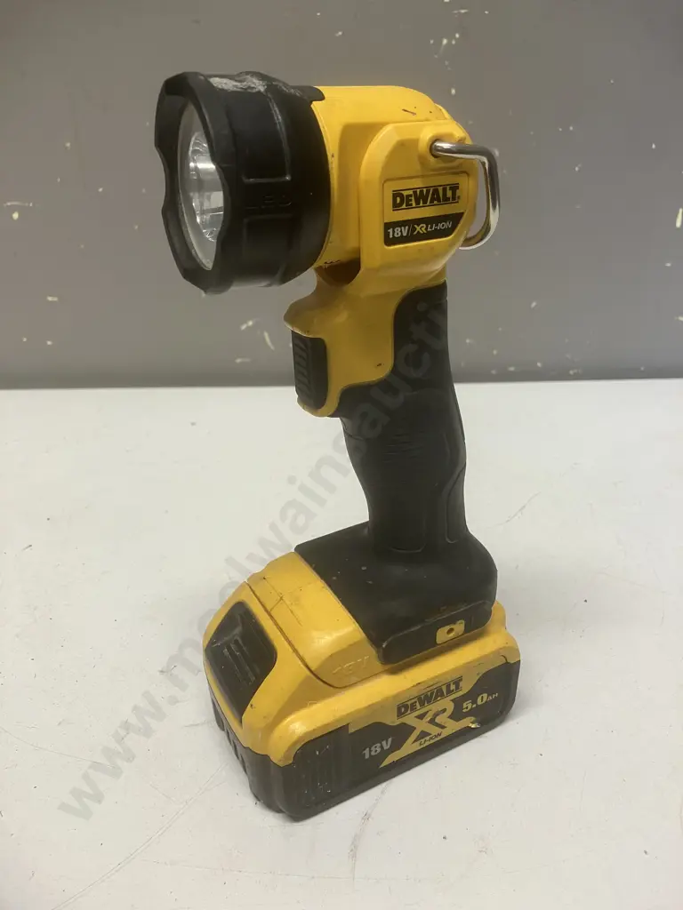 DeWalt DCL040 18V XR Li-Ion Cordless LED Jobsite Torch With 5.0Ah Battery (No Charger) Image 1++