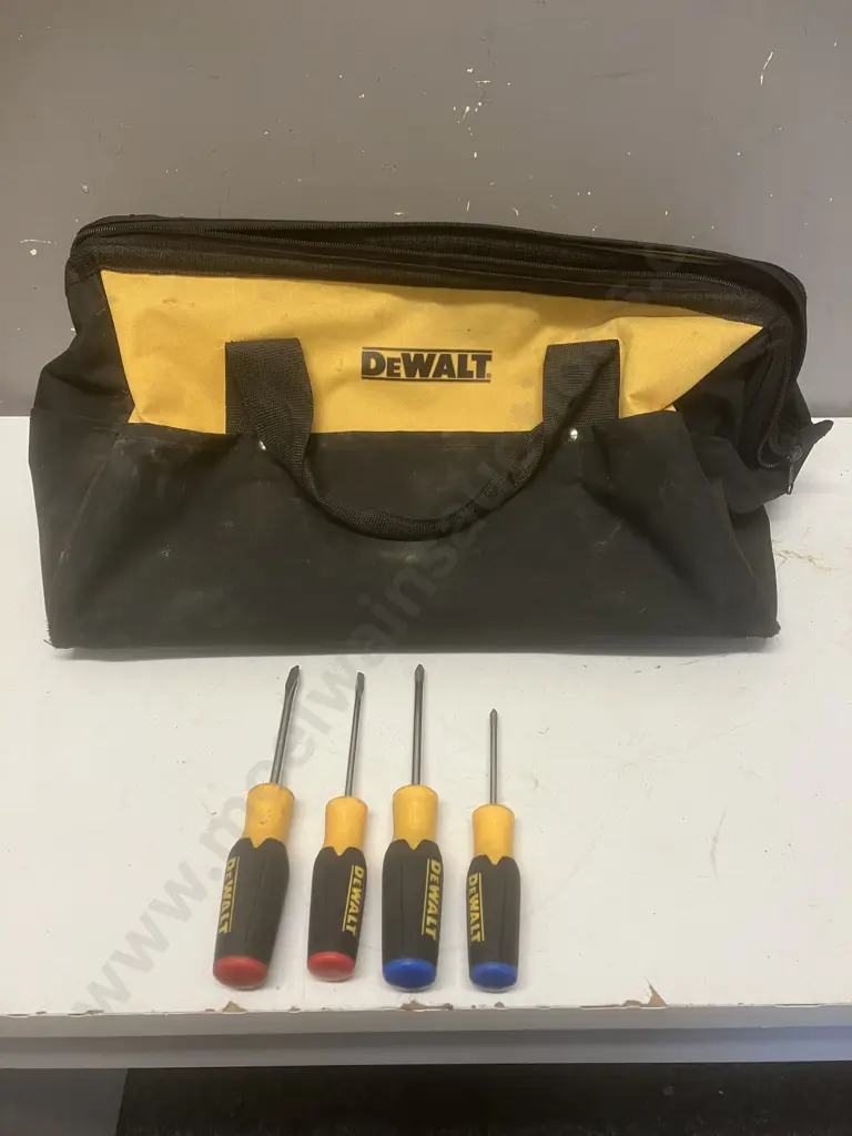 DeWalt Screwdrivers x 4 With DeWalt Carry Bag Image 1++