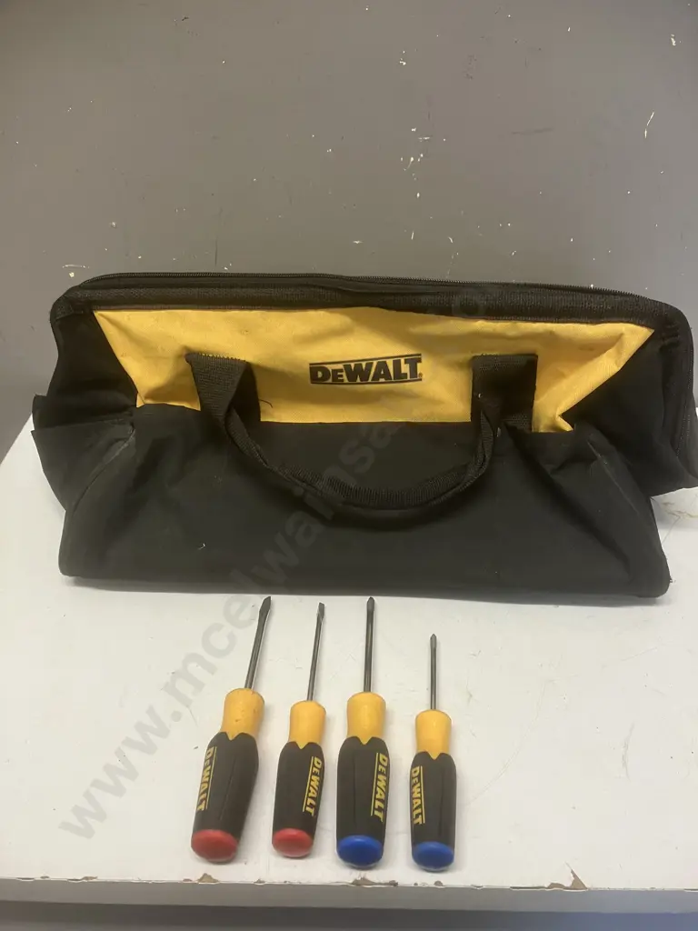 DeWalt Screwdrivers x 4 With DeWalt Carry Bag Image 1++