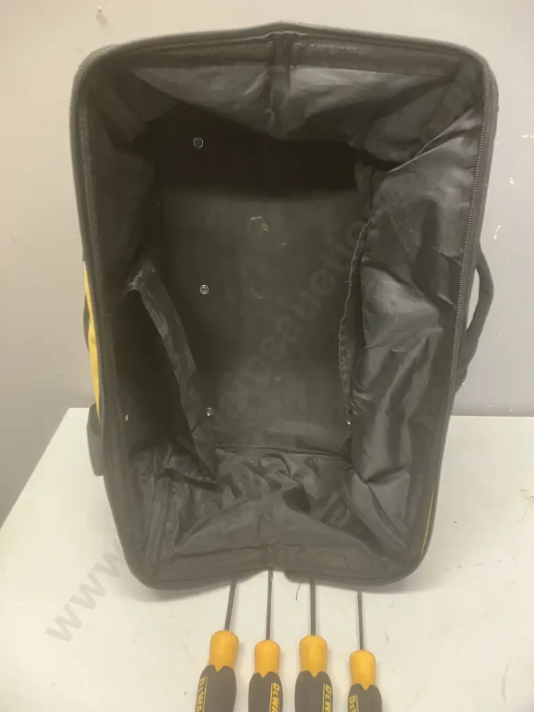 DeWalt Screwdrivers x 4 With DeWalt Carry Bag Image 1++