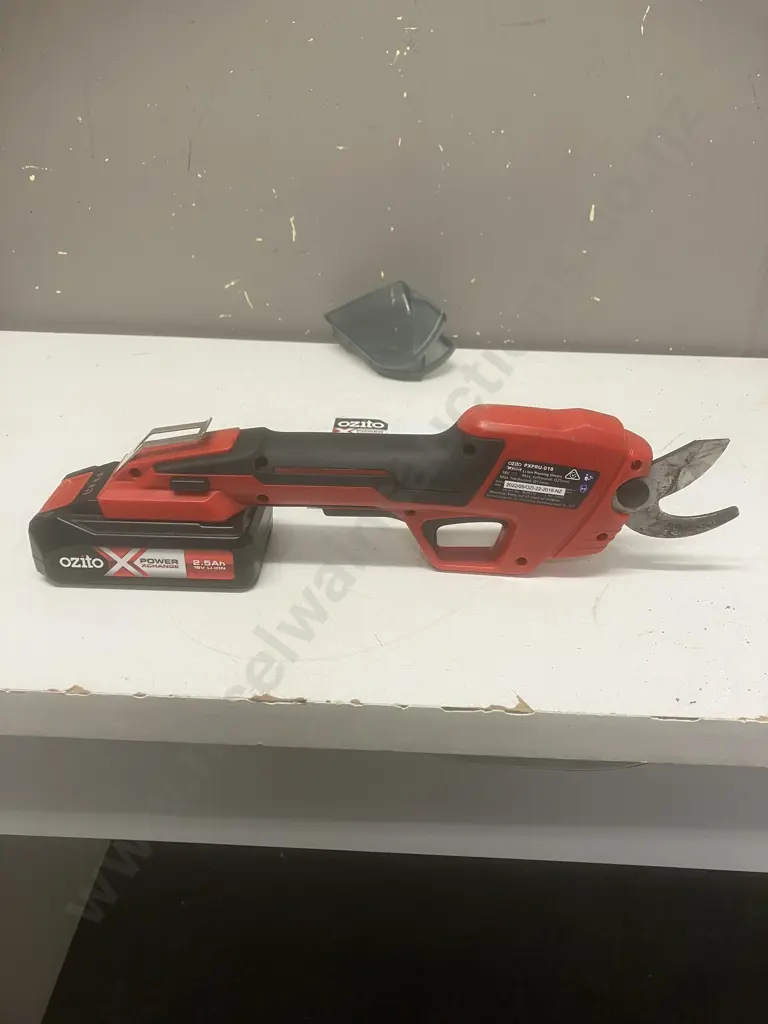 Ozito 18V PXPRU-0178 LI-ion Pruning Shears With 2.5Ah Battery (No Charger) Image 1++