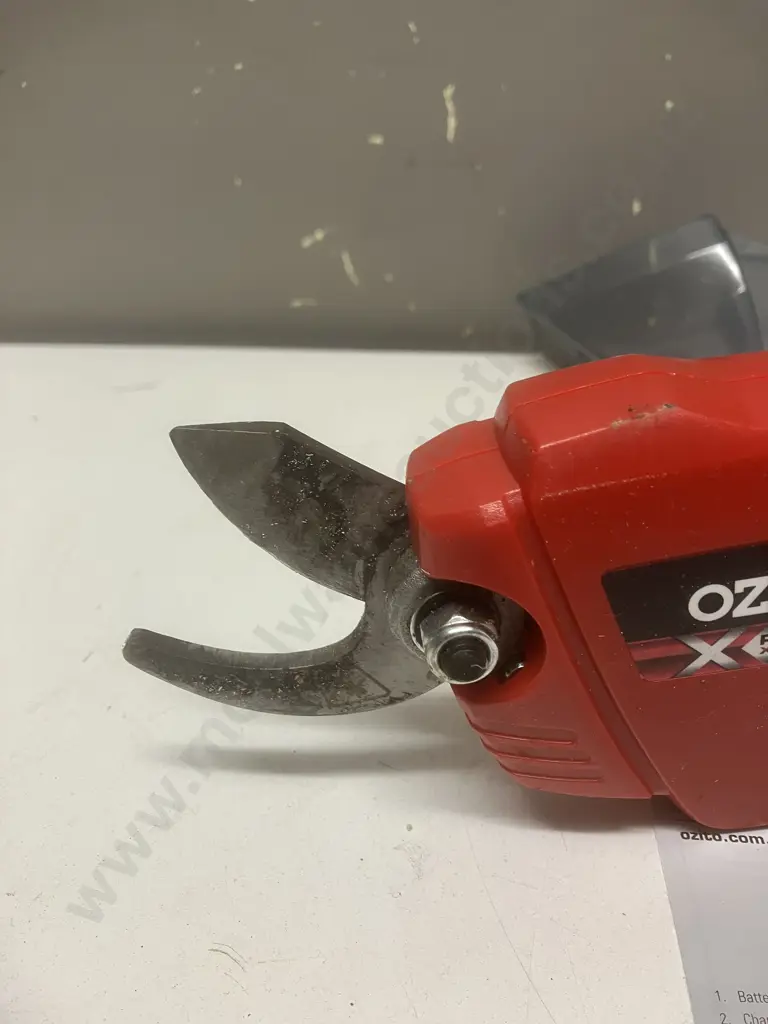 Ozito 18V PXPRU-0178 LI-ion Pruning Shears With 2.5Ah Battery (No Charger) Image 1++