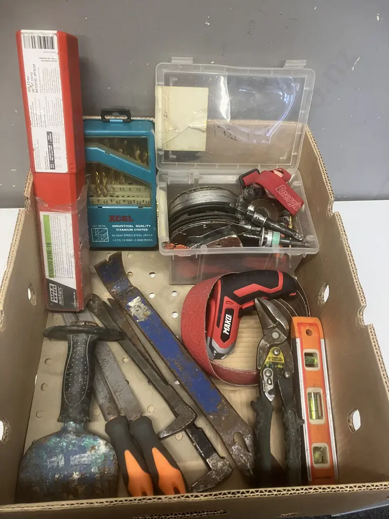 Box Lot - Tools, Discs, PrybBars Etc Image 1++