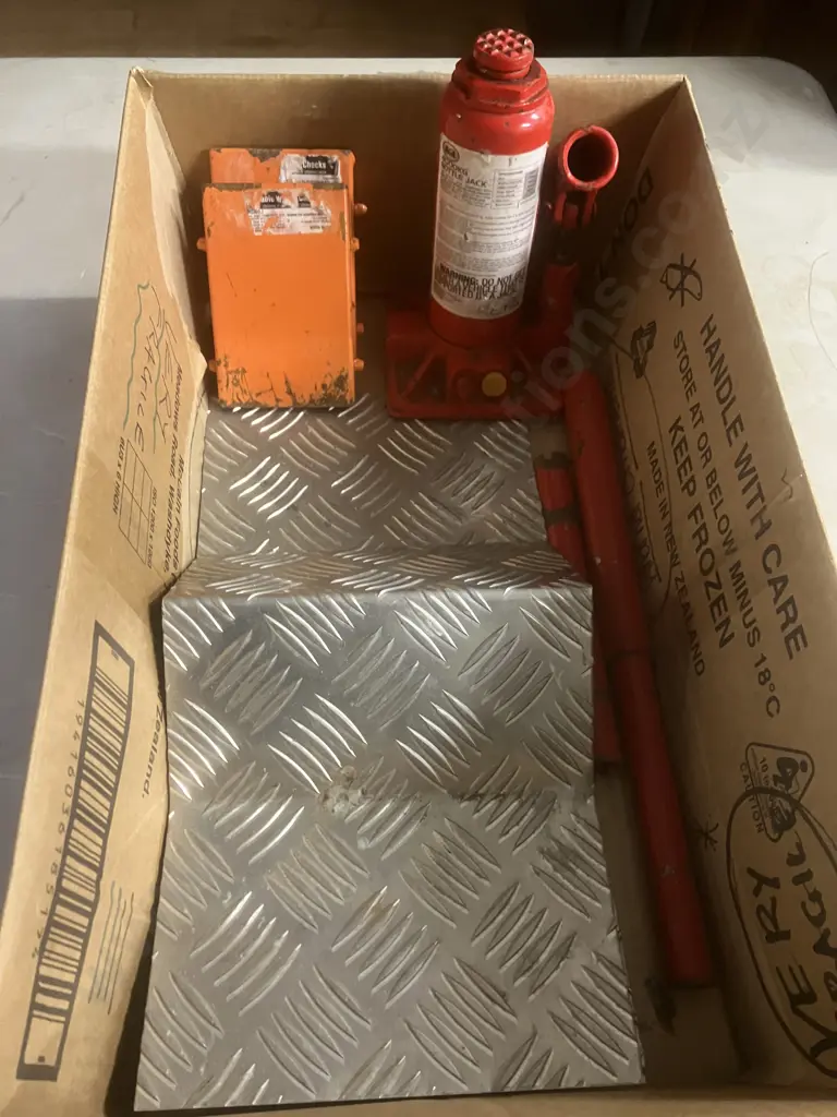 SCA 4000Kg Bottle Jack And Chocks Image 1++